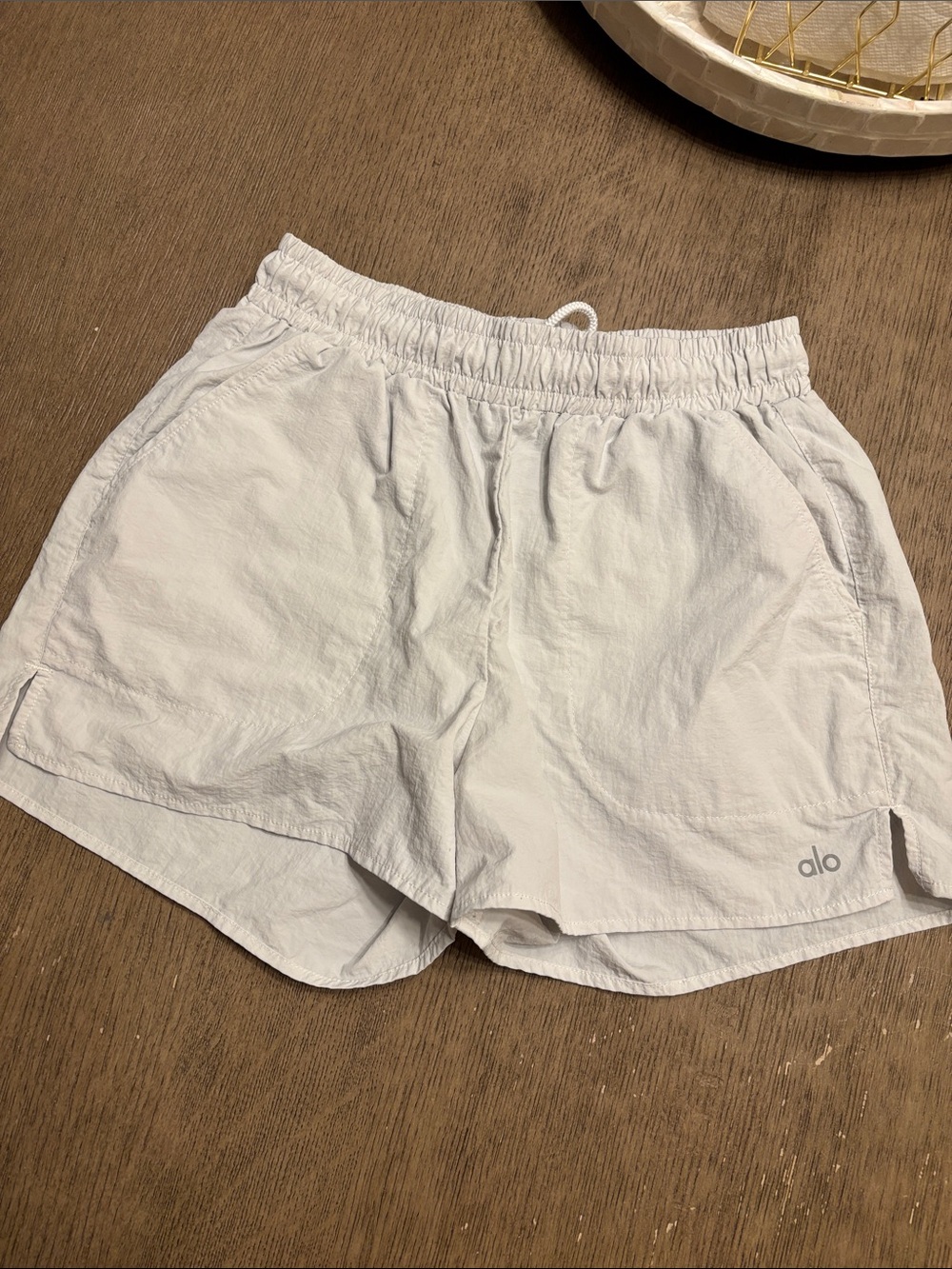 ALO YOGA | WHITE ALUMNI SHORT | XS